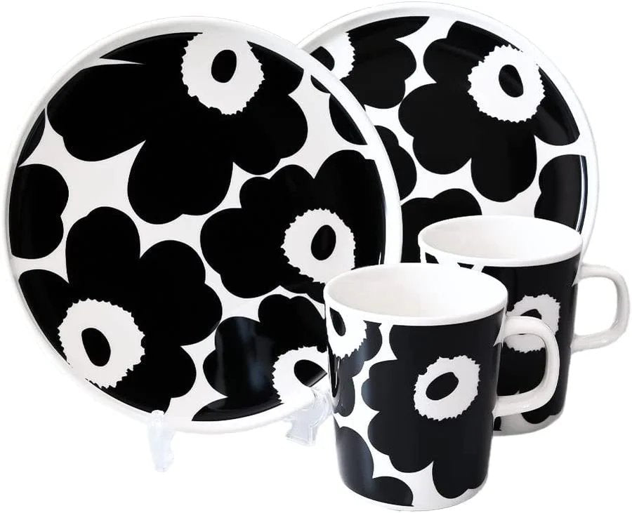 Oiva Unikko Breakfast Set Black & White | 2 Mugs & 2 Plates