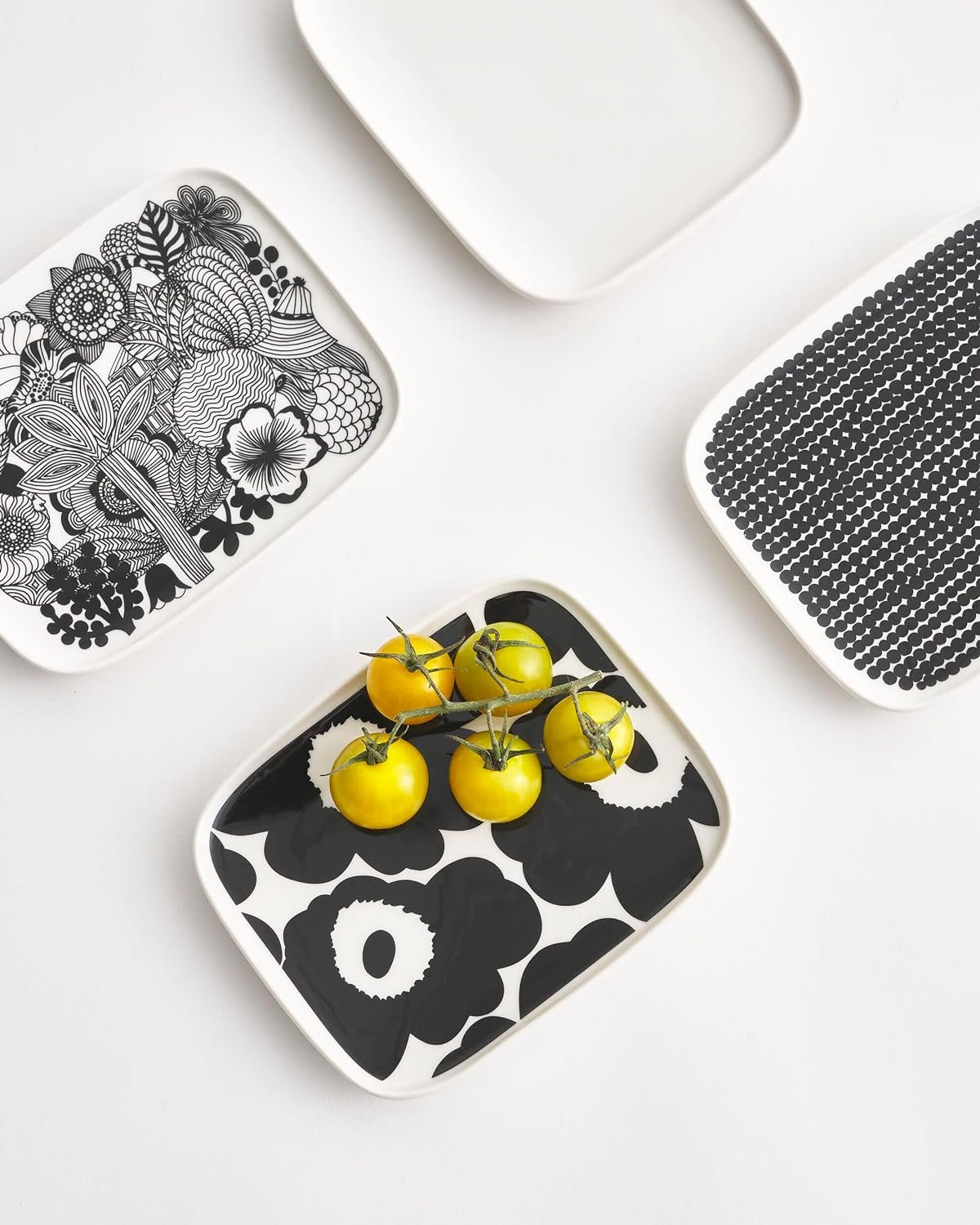 Oiva Unikko Rectangular Small Plate | Black & White Poppy Design