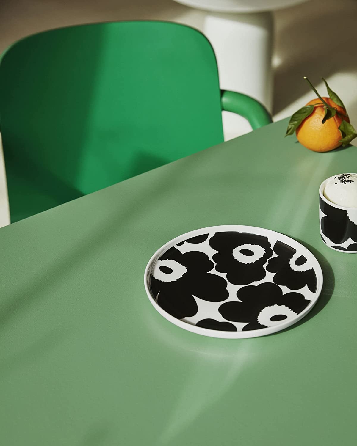 Oiva Unikko Breakfast Set Black & White | 2 Mugs & 2 Plates