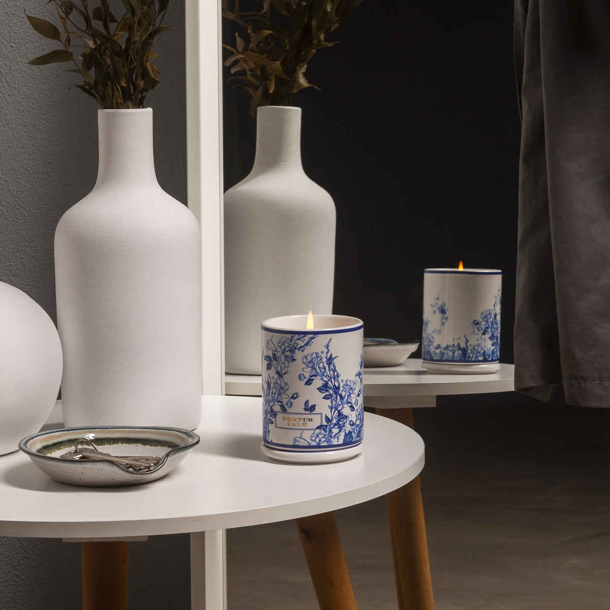 Portus Cale Gold & Blue Scented Candle in a Porcelain Vase | Pink Pepper & Jasmine