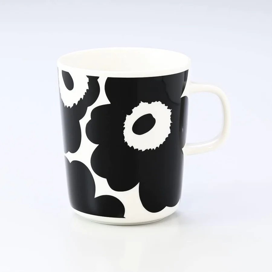 Oiva Unikko Breakfast Set Black & White | 2 Mugs & 2 Plates