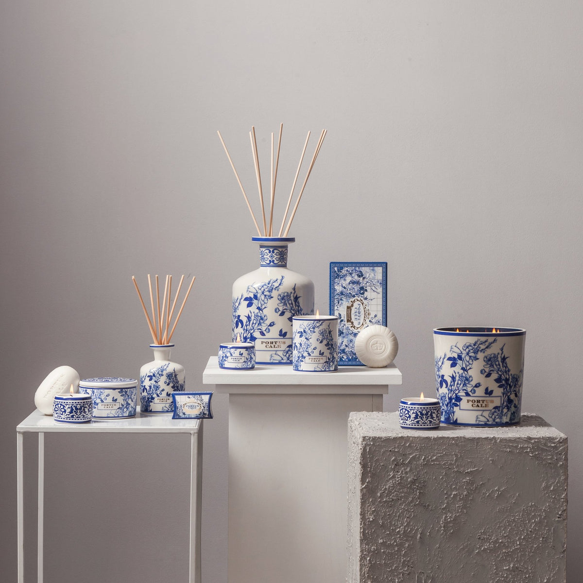 Portus Cale Gold & Blue Scented Candle in a Porcelain Vase | Pink Pepper & Jasmine