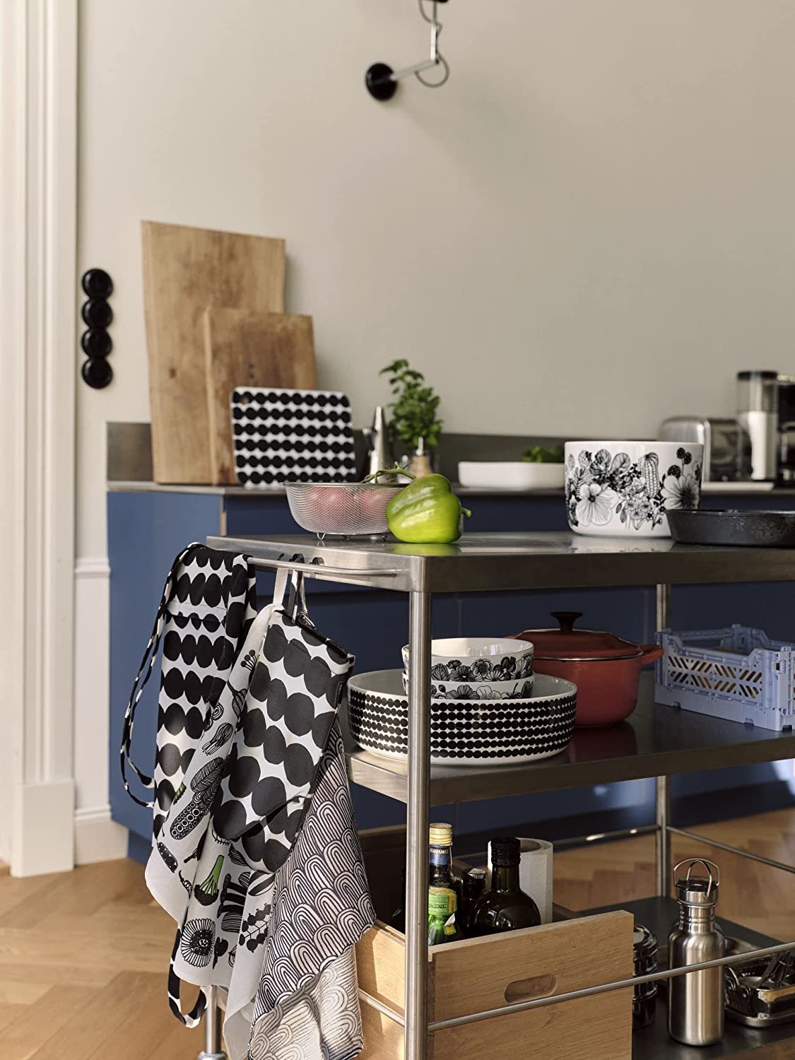 Oiva Unikko Breakfast Set Black & White | 2 Mugs & 2 Plates
