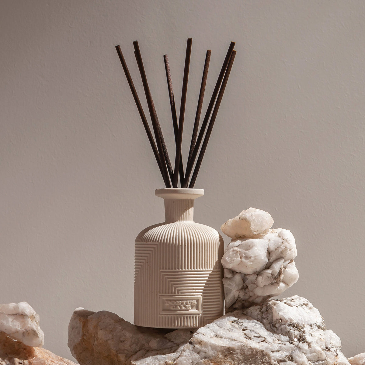 Portus Cale Fragrance Diffuser, Hajjar Blanc 250ml (8.5 fl. oz.) Scents of Apricot, Vanilla, Sandalwood, Long Lasting Fragrance