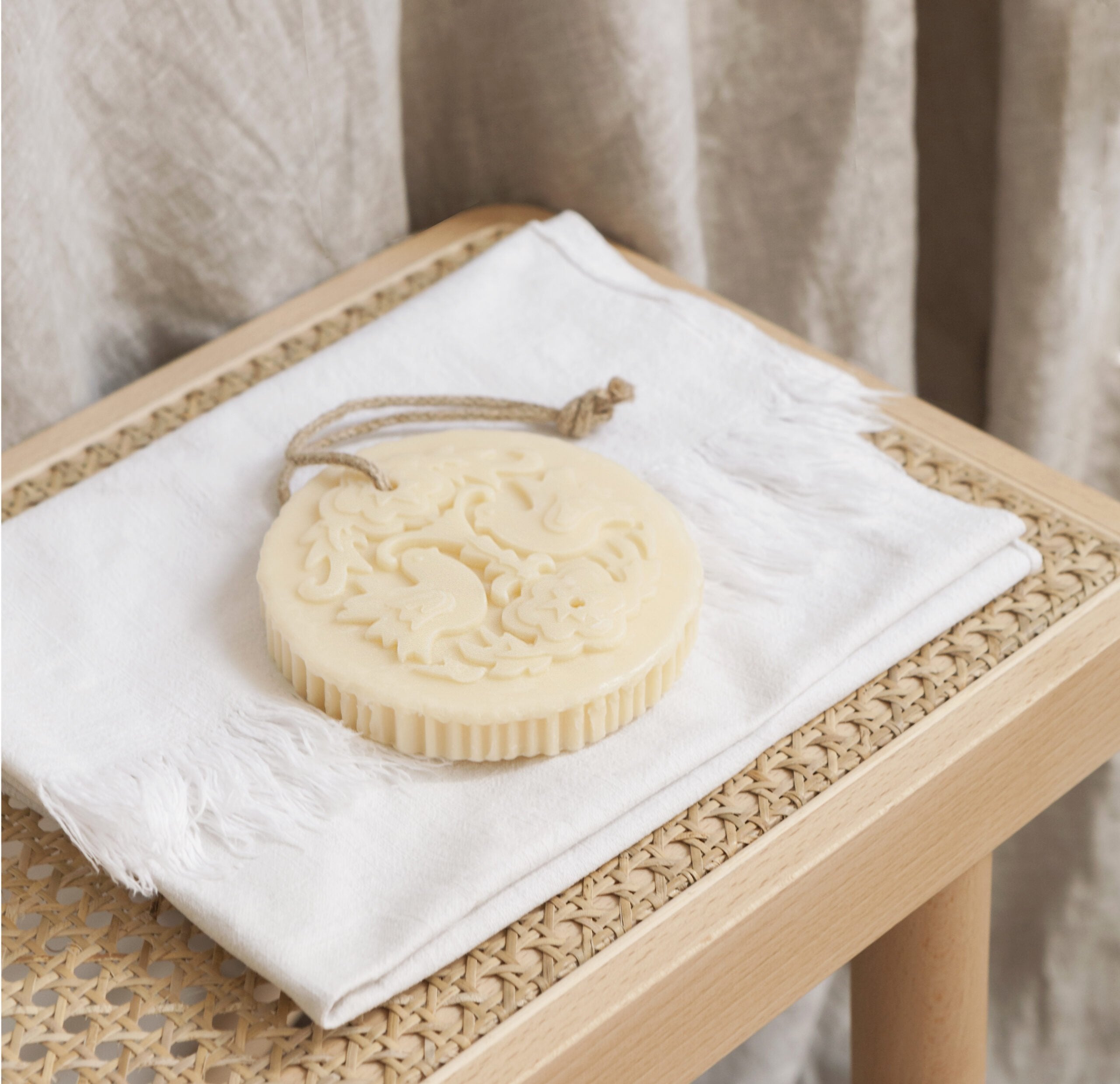 Castelbel Lovebirds Cedar & Rose Scented Closet Soap