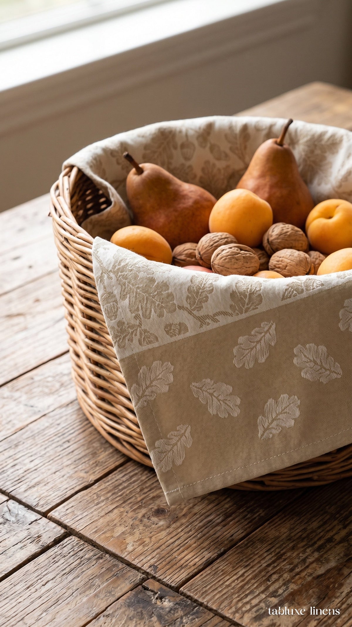 Busatti Rovere Sand kitchen towel lining a wicker fruit basket