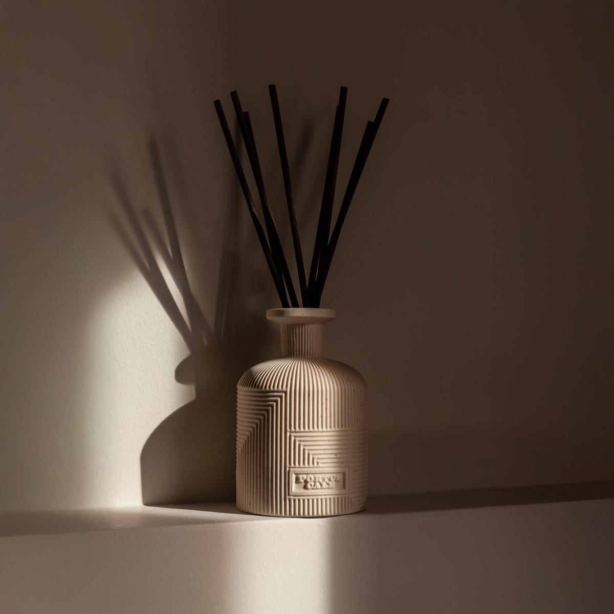 Portus Cale Fragrance Diffuser, Hajjar Blanc 250ml (8.5 fl. oz.) Scents of Apricot, Vanilla, Sandalwood, Long Lasting Fragrance