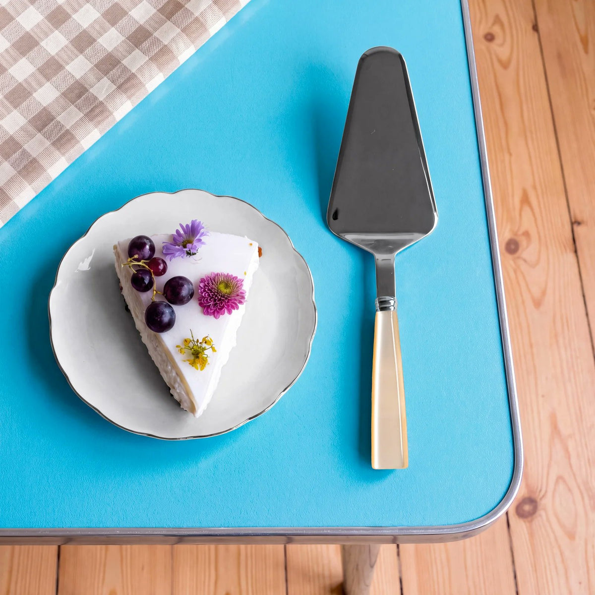 Sabre Paris Icône pearl tart server serving a slice of fruit tart