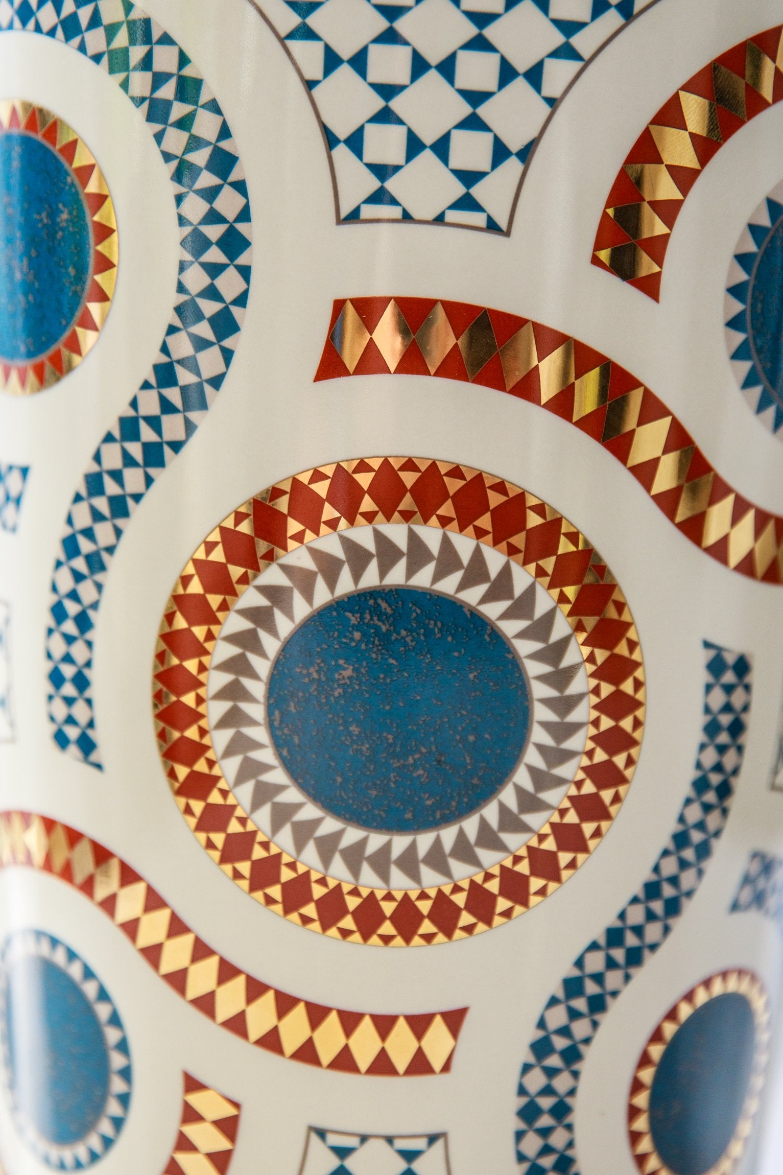 Ilum Basilica porcelain vase candle – church-inspired scent with tobacco and leather accords