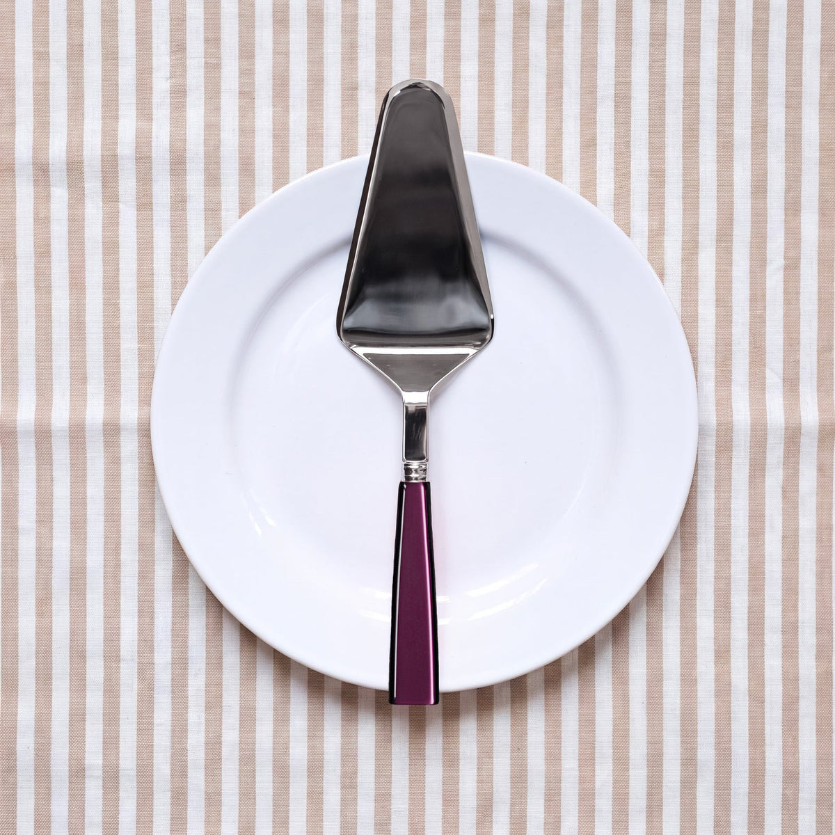 Sabre Paris Icône aubergine pie server on a dessert table