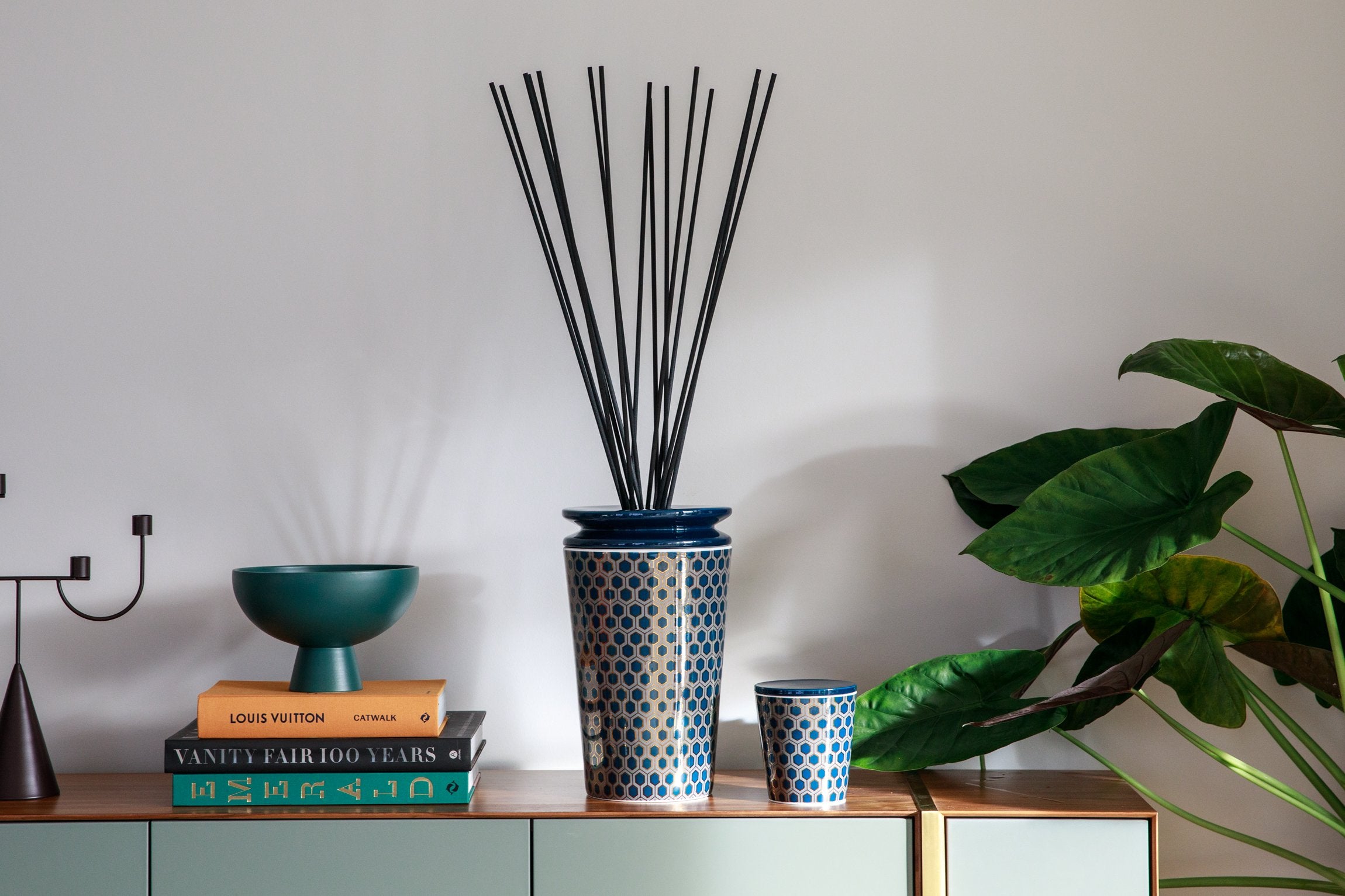 Ilum Cologne Retro porcelain vase candle – amber and musk notes luxury home fragrance