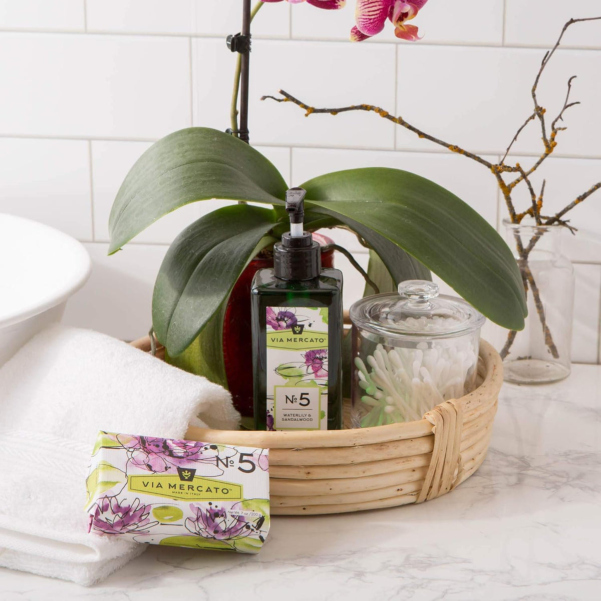 Via Mercato No.5 liquid soap close-up waterlily sandalwood fresh floral Italian artisan soap detail