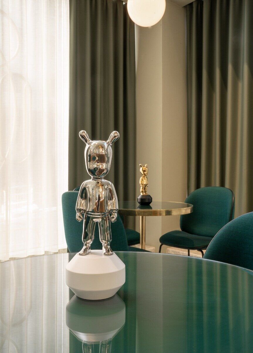 Silver metallic gloss porcelain figurine on white base – Lladró The Guest collection
