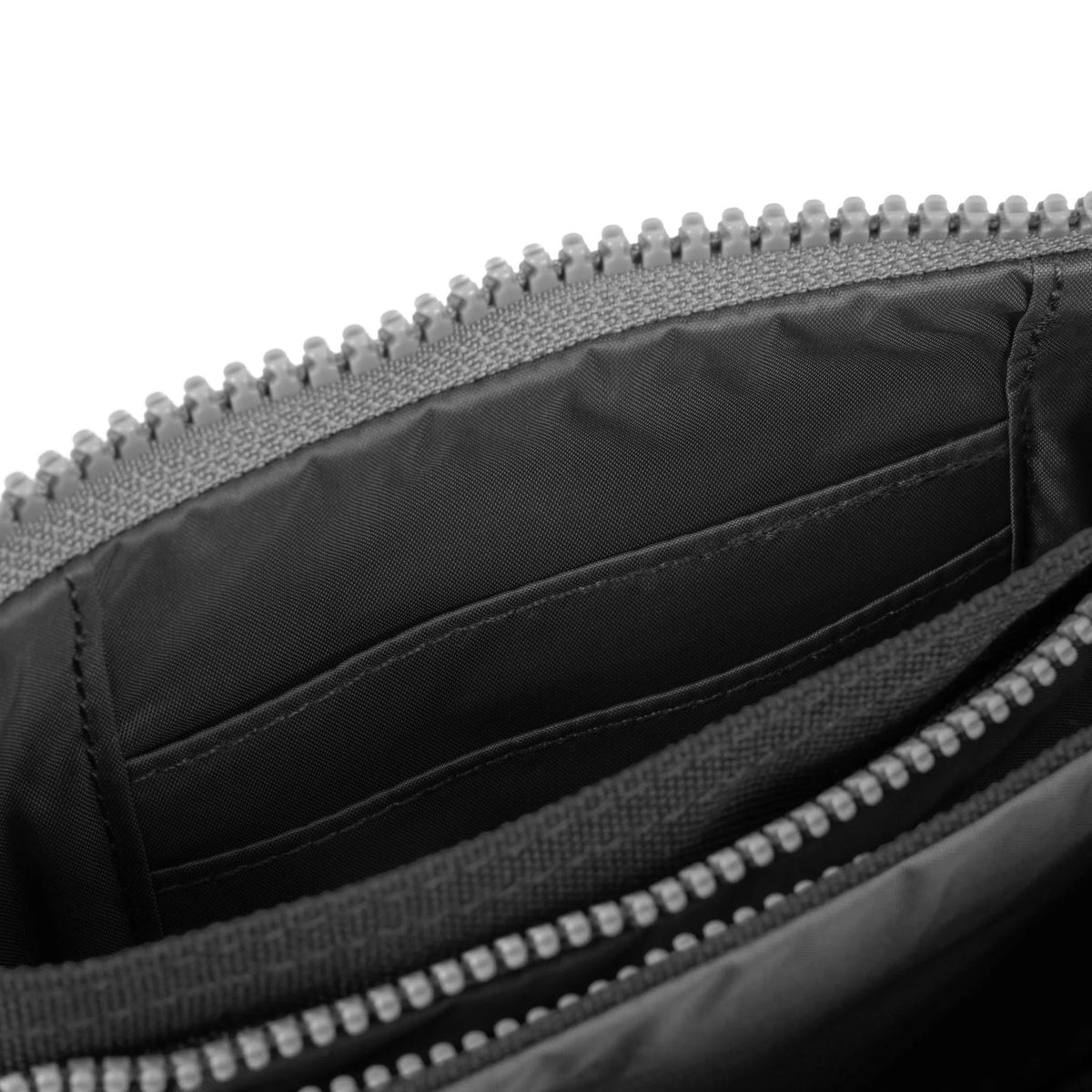 Carnaby Wallet Carbon – Minimalist Zip Wallet in Recycled Canvas (Small)