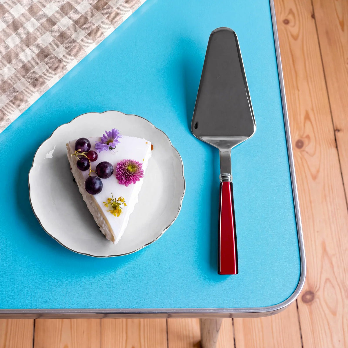 Sabre Paris Icône red tart server serving a slice of fruit tart