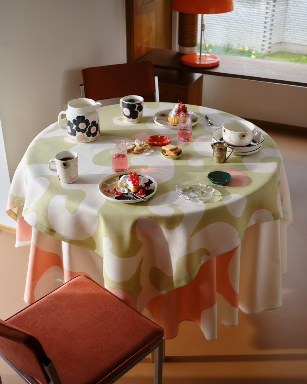 Marimekko Oiva mug with bold charcoal Unikko flower pattern, 13.5 oz