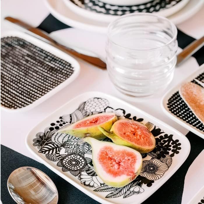 Oiva Siirtolapuutarha Rectangular Plate | Black & White Floral Garden