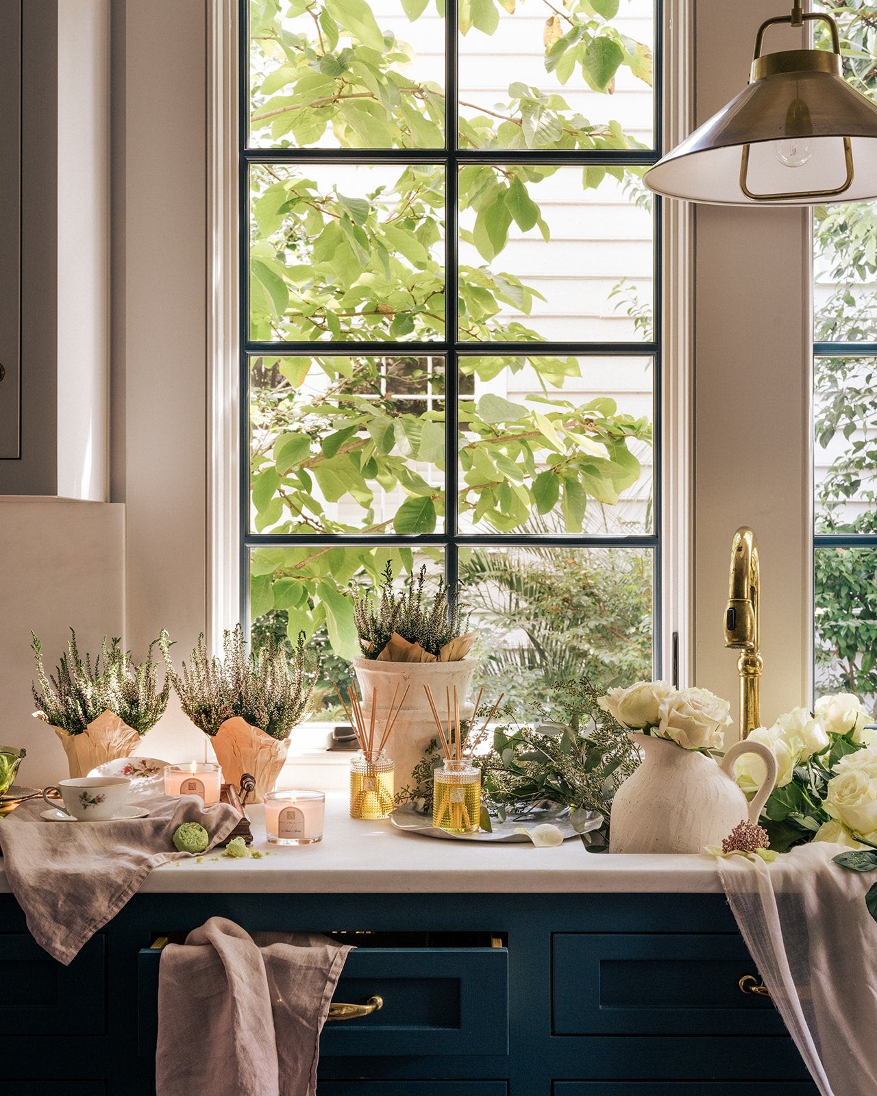 Aromatique Textured Glass Candle in The Smell of Spring