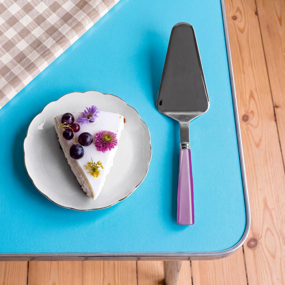 Sabre Paris Icône lilac tart server serving a slice of fruit tart