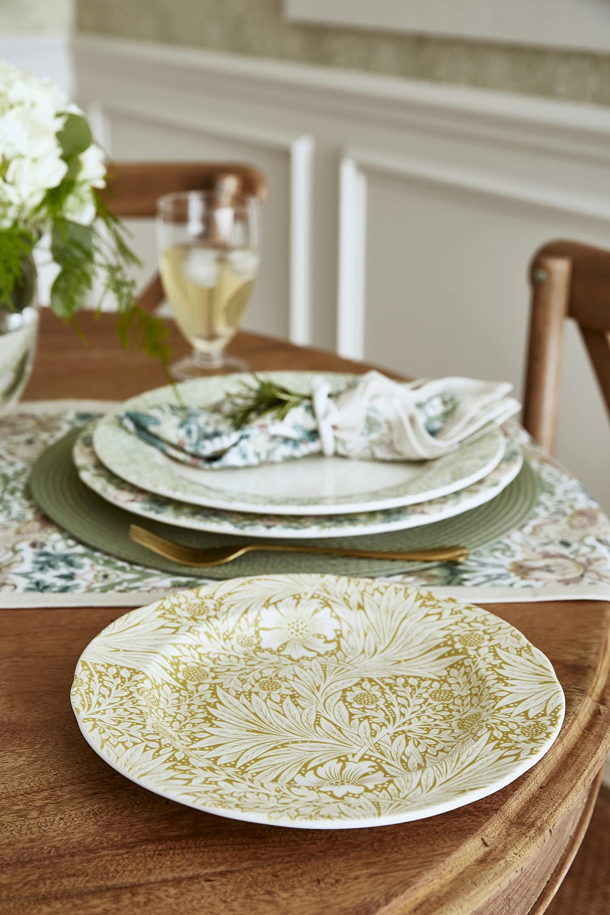 Spode Creatures of Curiosity 27 Centimetre Dinner Plate with 22 Carrat Gold Detailing
