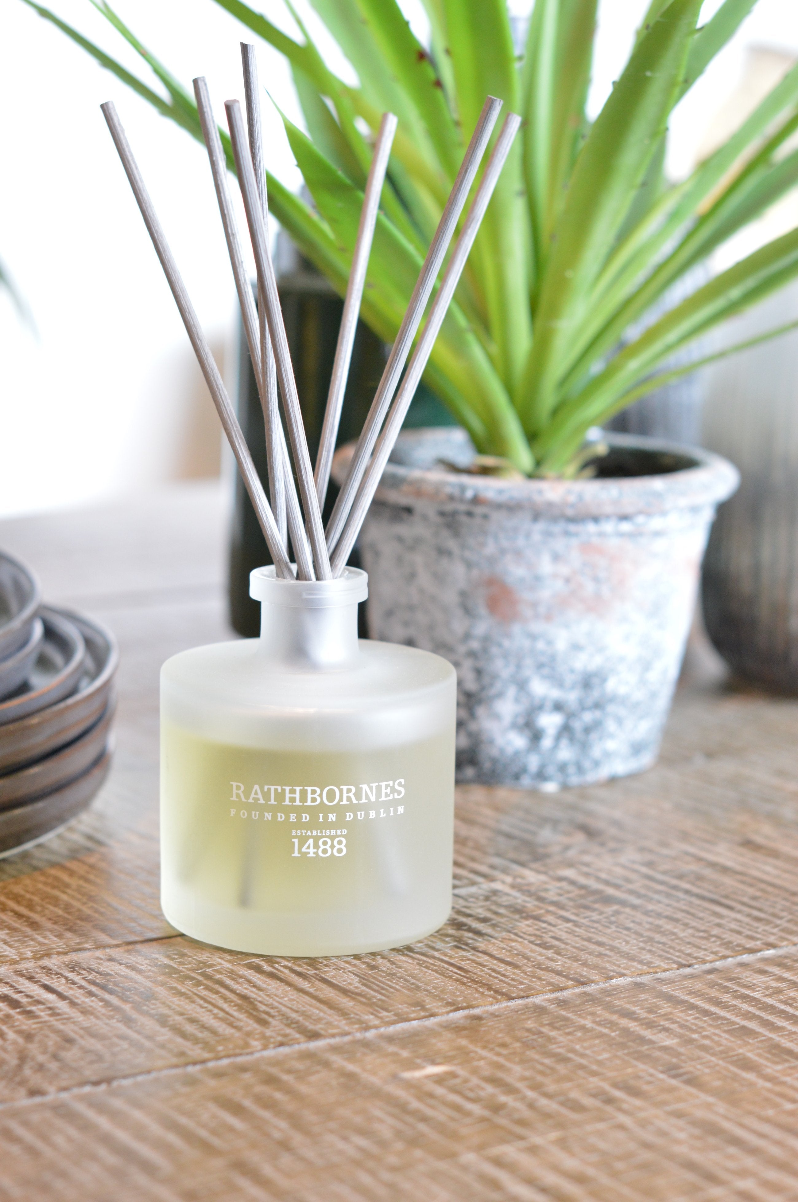 Rathbornes 1488 white pepper and honeysuckle home fragrance diffuser