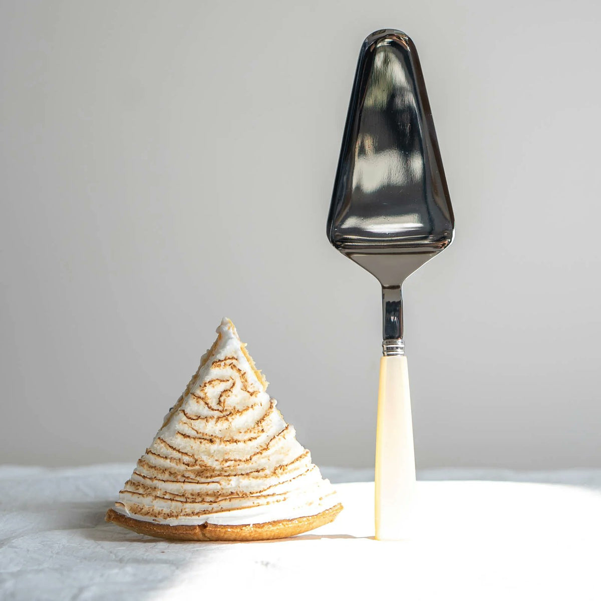 Sabre Paris Icône pearl pie server on a dessert table