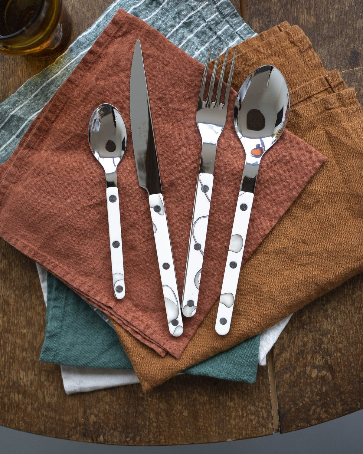 Sabre Bistrot - Dune Ivory 5-Piece Flatware Set for 1 - Bistrot Collection Dune Ivory - Knife, Fork, Soup Spoon, Teaspoon & Dessert Fork - Stainless Steel & Nylon - Dishwasher Safe - Shiny Finish Dune Ivory
