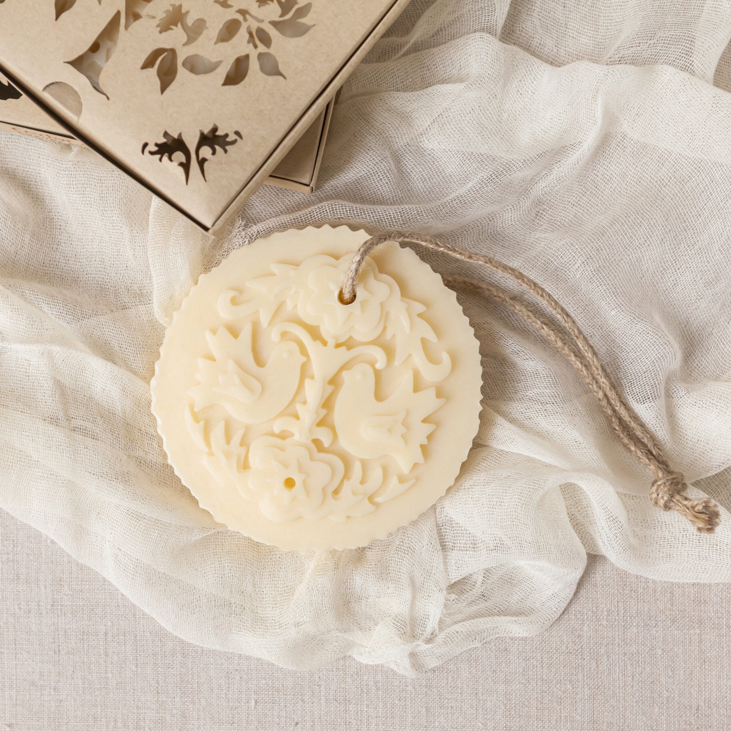 Castelbel Cedar & Rose Hanging Soap Lovebirds Collection