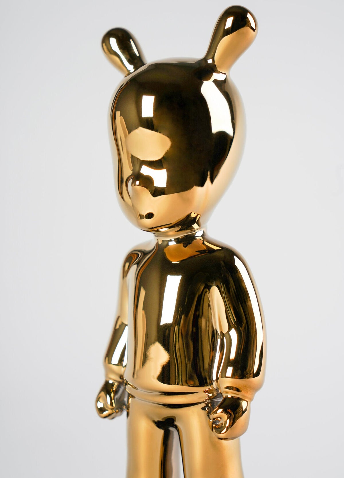 Lladró The Golden Guest small sculpture with lustrous gold finish – front view