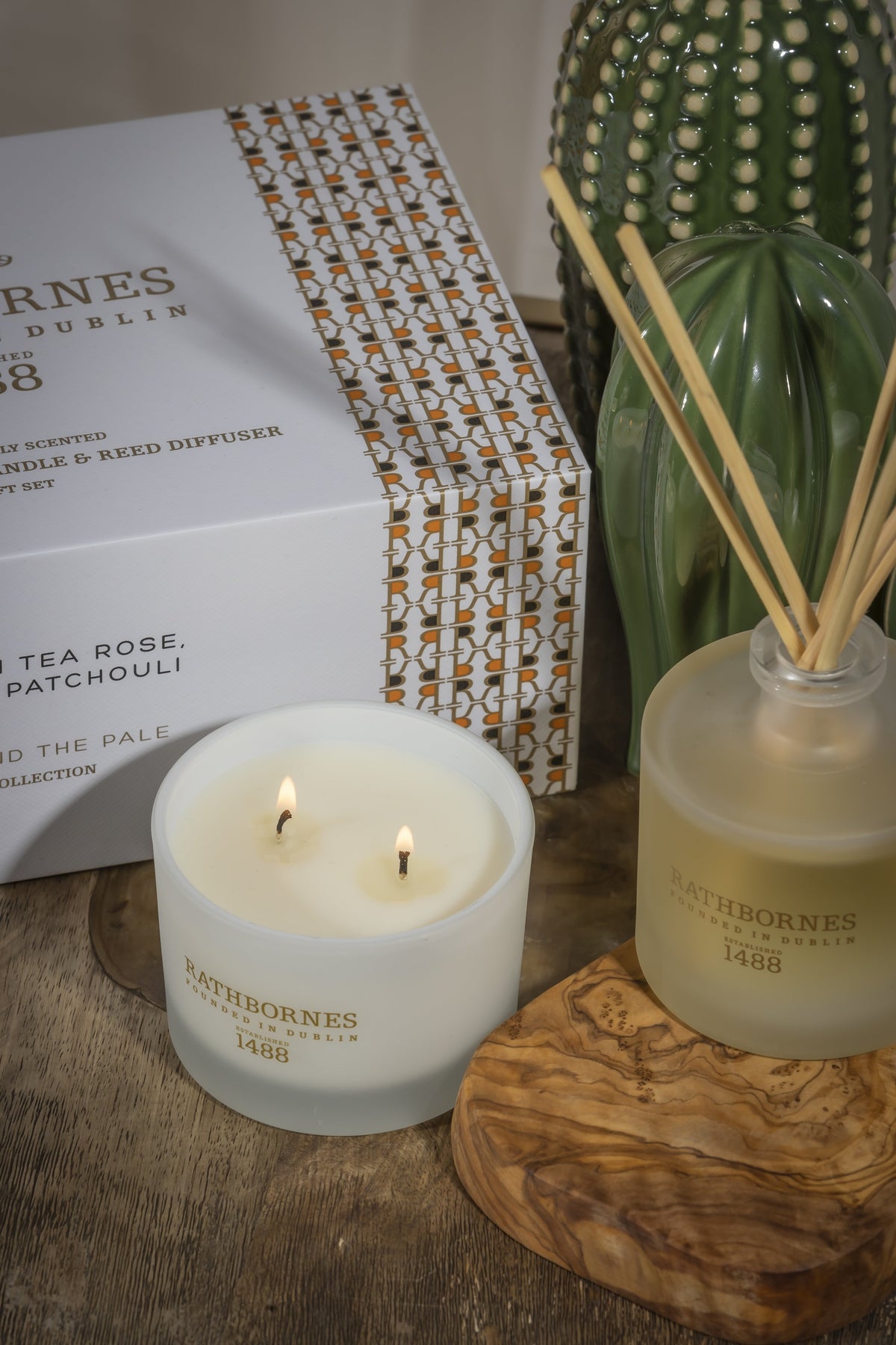 Rathbornes Dublin Tea Rose, Oud & Patchouli Scented Luxury Candle