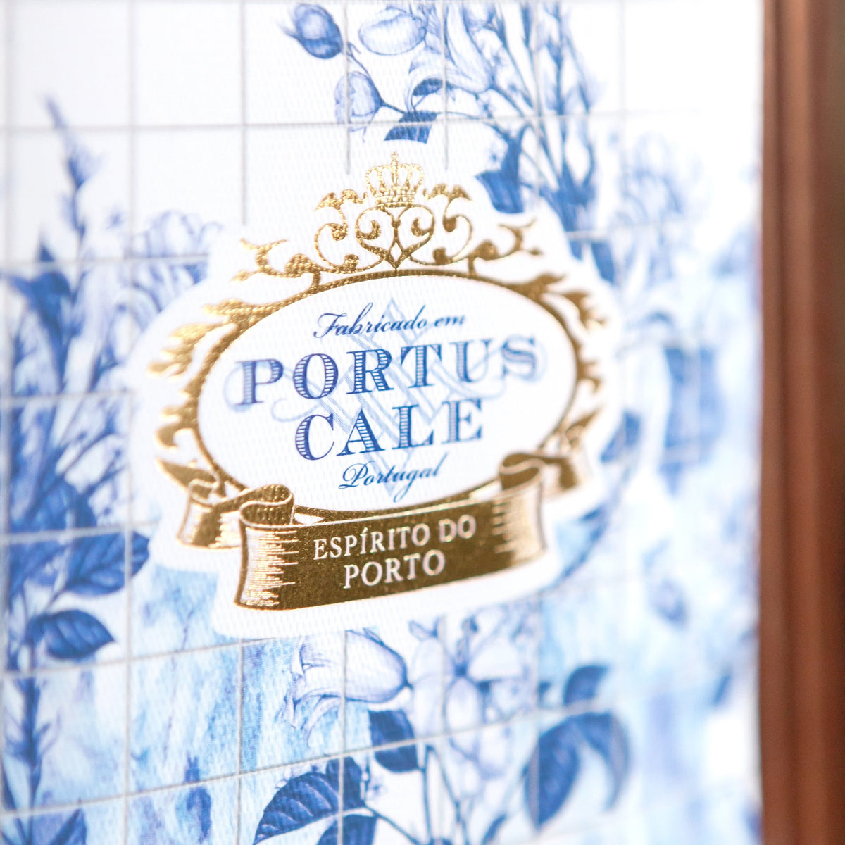 Close-up of blue floral tile pattern on Portus Cale Gold & Blue porcelain candle and diffuser bottle