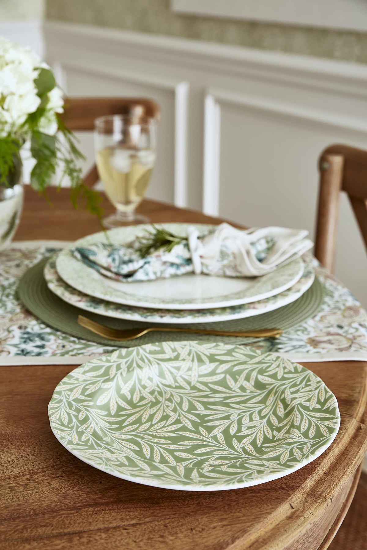 Morris and Co Luncheon Plate | Set of 4 assorted Colors Plates for Dinner, Salad and Appetizers | 9-Inch Plates Made of Earthenware | Serving Plate | Dishwasher Safe | Made in England