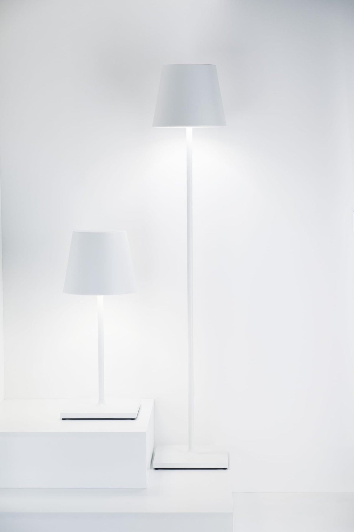 Zafferano Poldina Pro XXL Floor Lamp in Aluminum, IP54 Protection, Indoor/Outdoor use, Contact Charging Base Included, 59”, USA Plug