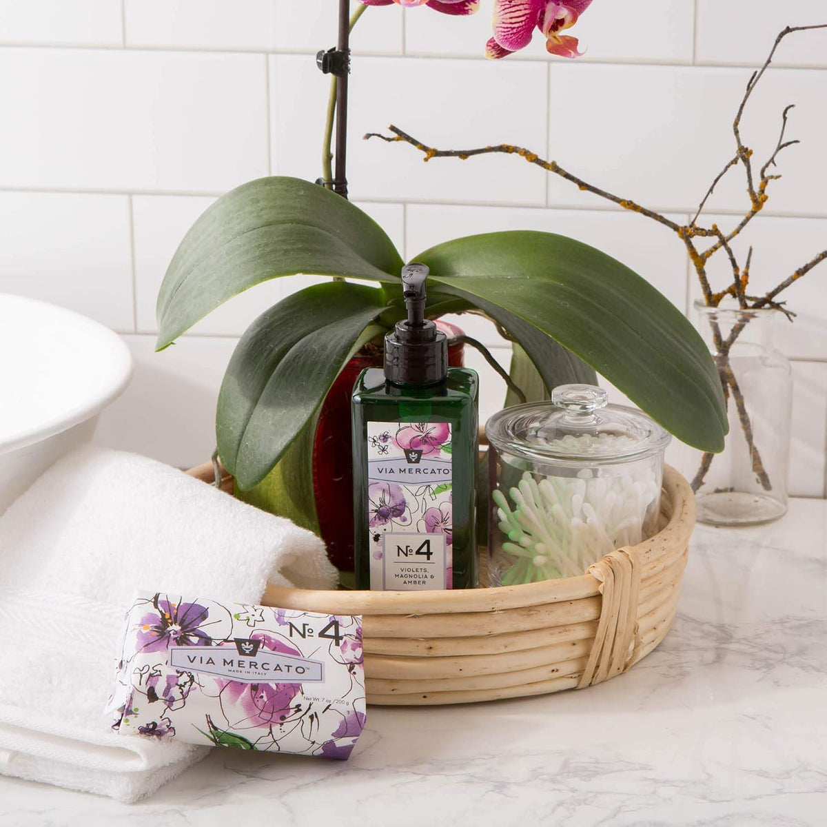 Via Mercato No.4 liquid soap close-up violet magnolia amber classic floral Italian artisan soap detail