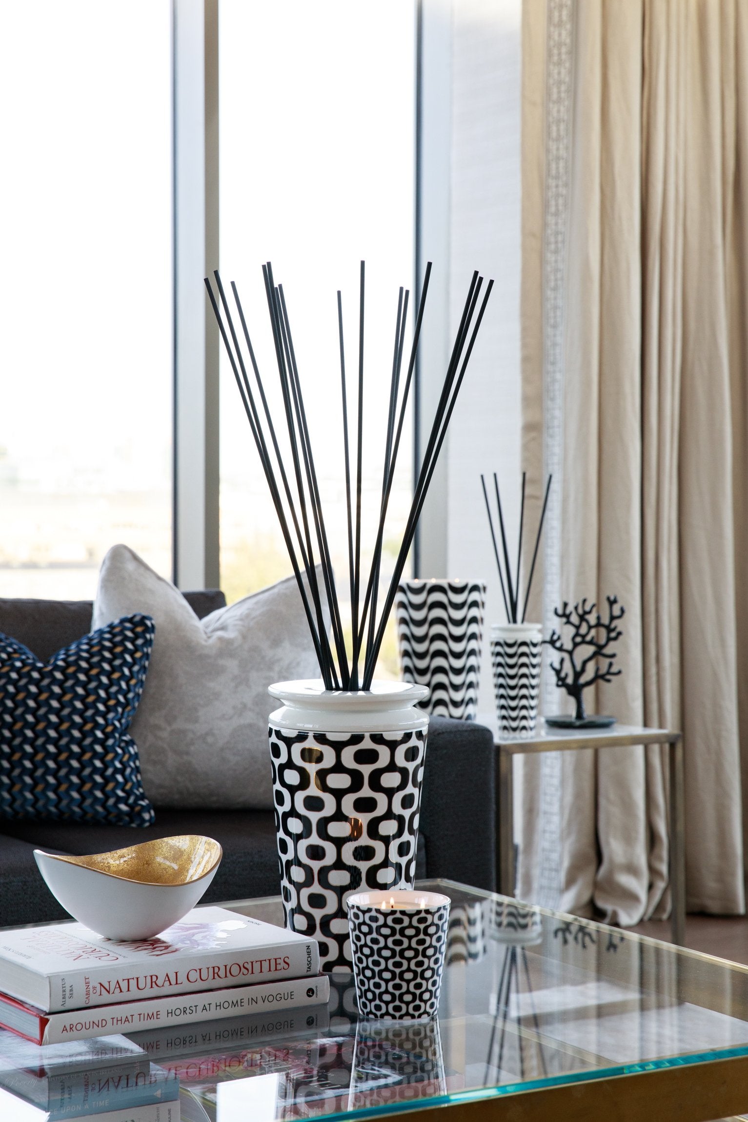 Elegant Ilum candle featuring mandarin, pepper, and cedarwood – luxury home fragrance