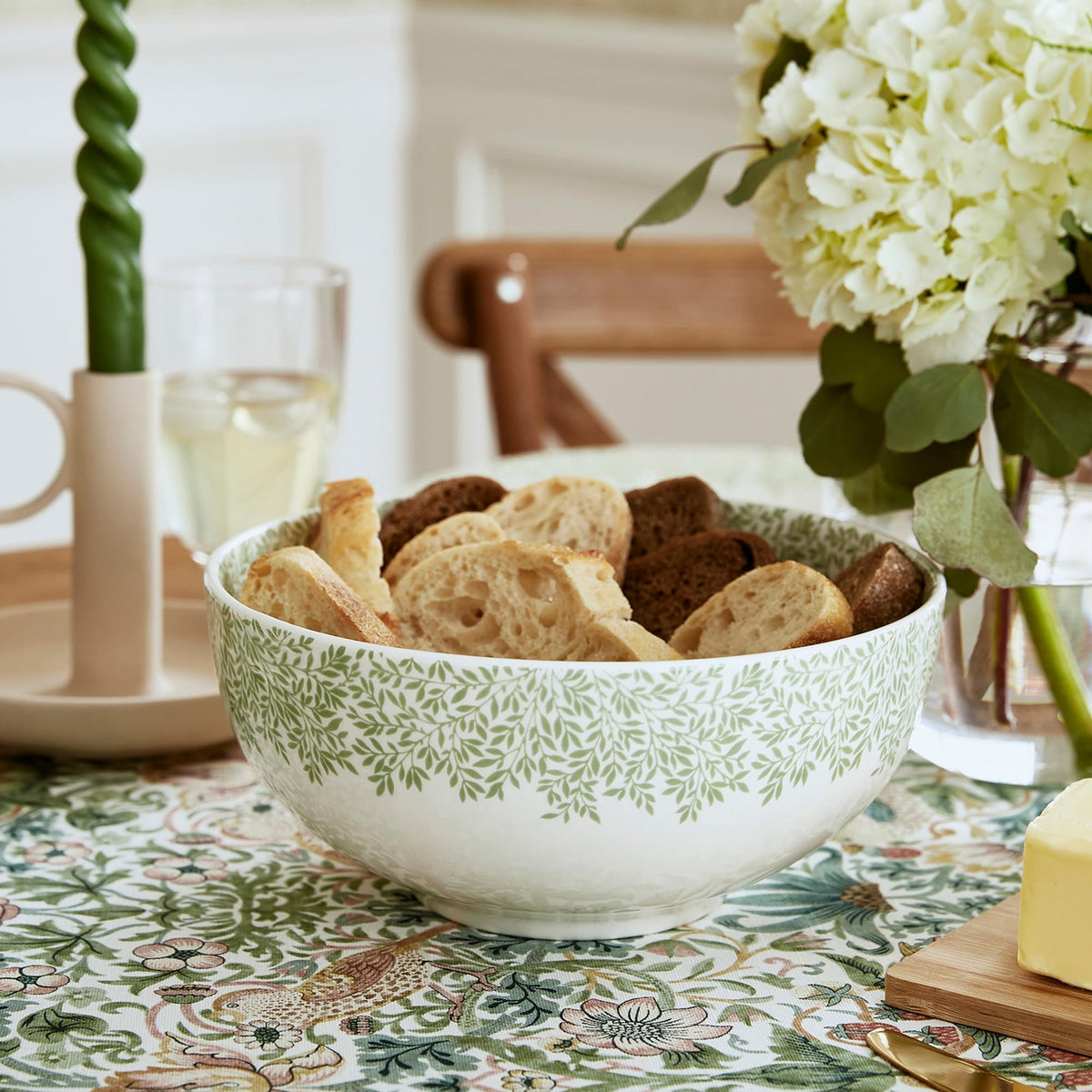 Spode Morris & Co Standen Serving Bowl - 9" Fine Earthenware Dish with Delicate Leaf Motif, Dishwasher & Microwave Safe Bowl for Dinner Parties, Elegant Tableware & Decorative Kitchen Bowl