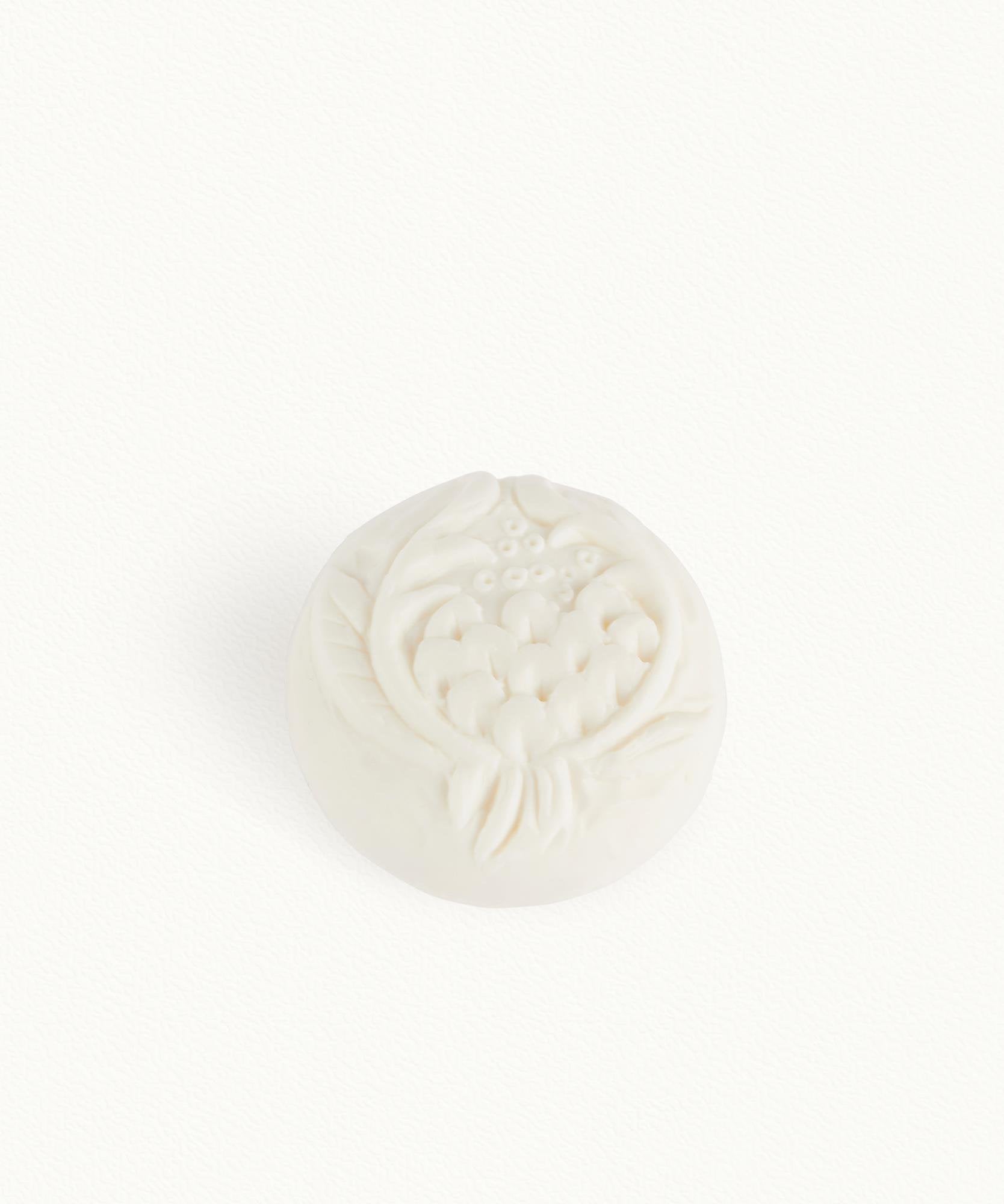 Fragonard Grenade Pivoine 150g perfumed soap flat lay pomegranate peony cedar