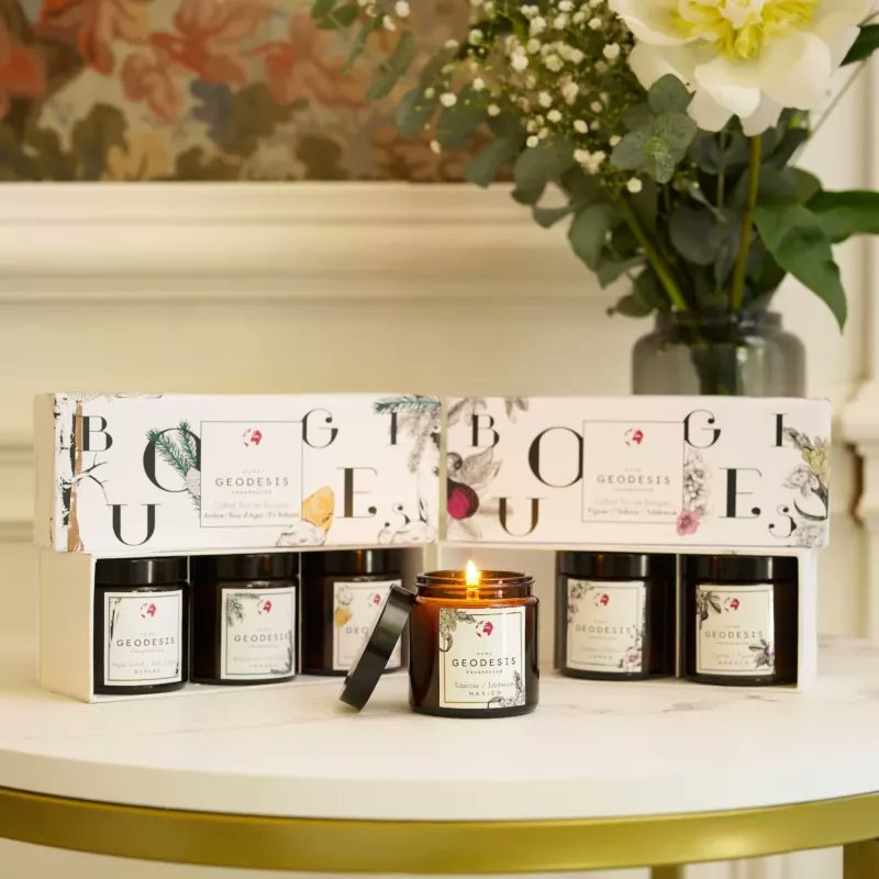 Geodesis Sakura scented candle featuring delicate cherry blossom floral notes, 90g