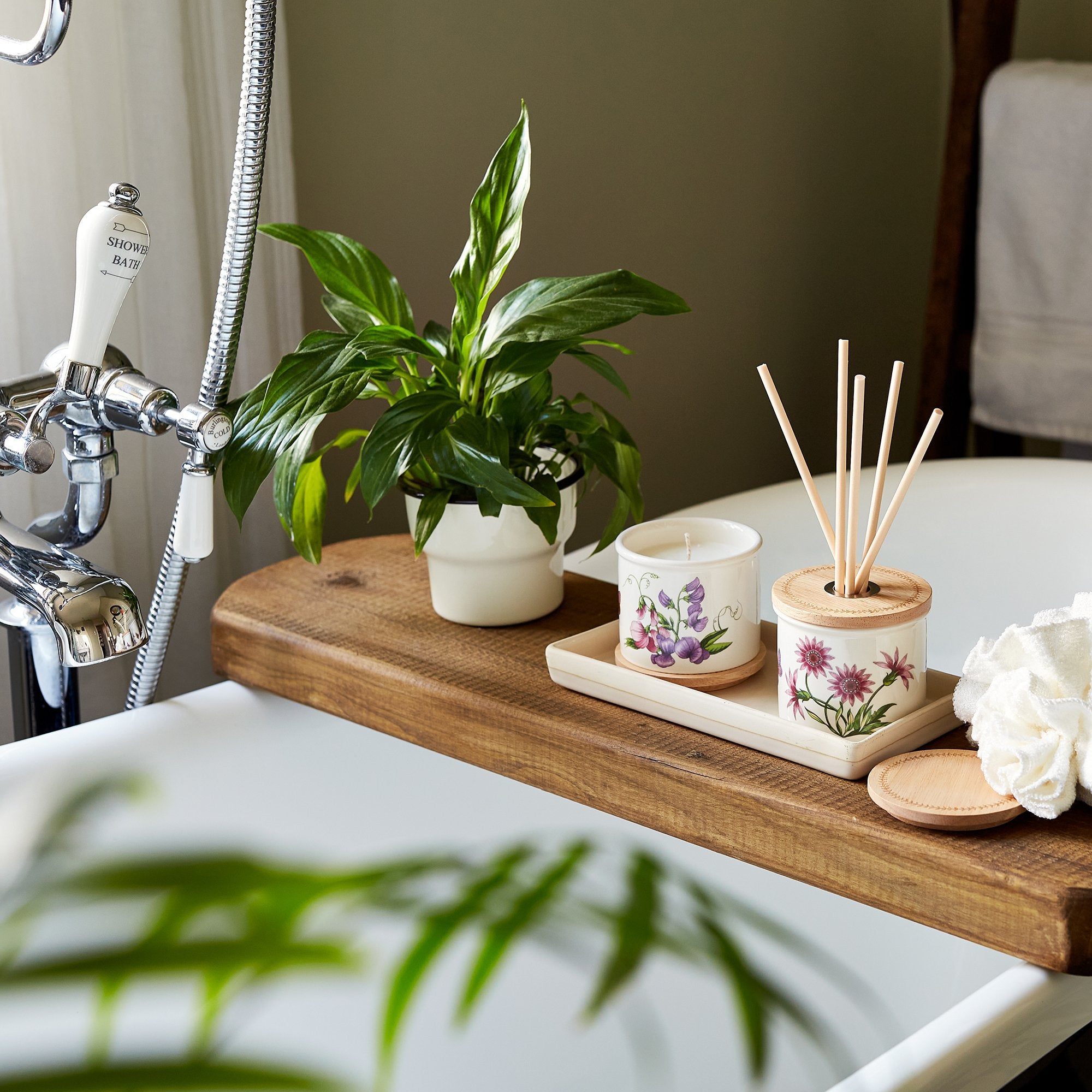 Portmeirion Botanic Garden Timeless Collection Scented Candle | Sweet-Pea Floral - Thumbnail 3